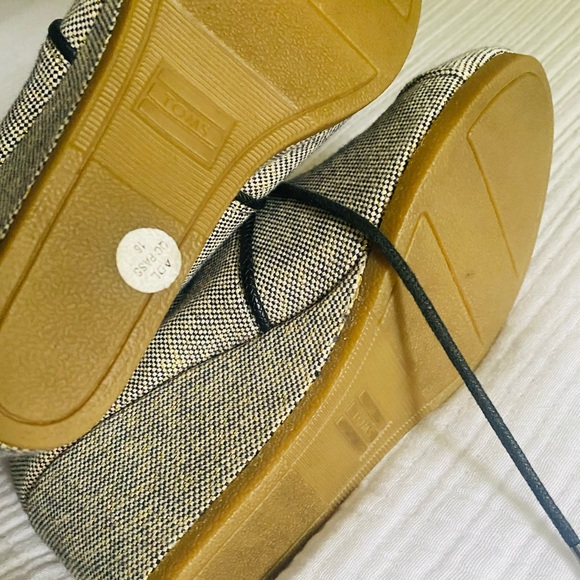 TOMS Textured Black and White Boots - Picture 4 of 6